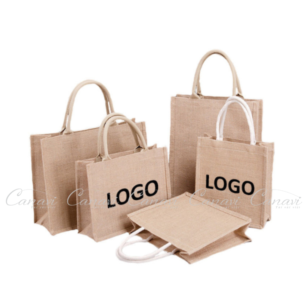 Túi vải đay TVĐ02 được làm từ chất liệu đay linen thân thiện môi trường, bền chắc, giữ form tốt. Thiết kế đơn giản, tinh tế, phù hợp làm túi quà tặng, túi tote thời trang hoặc in logo thương hiệu.